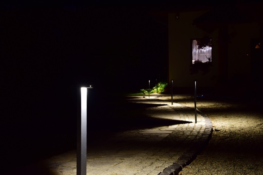 Lampy wzdłuż ścieżki ogrodowej