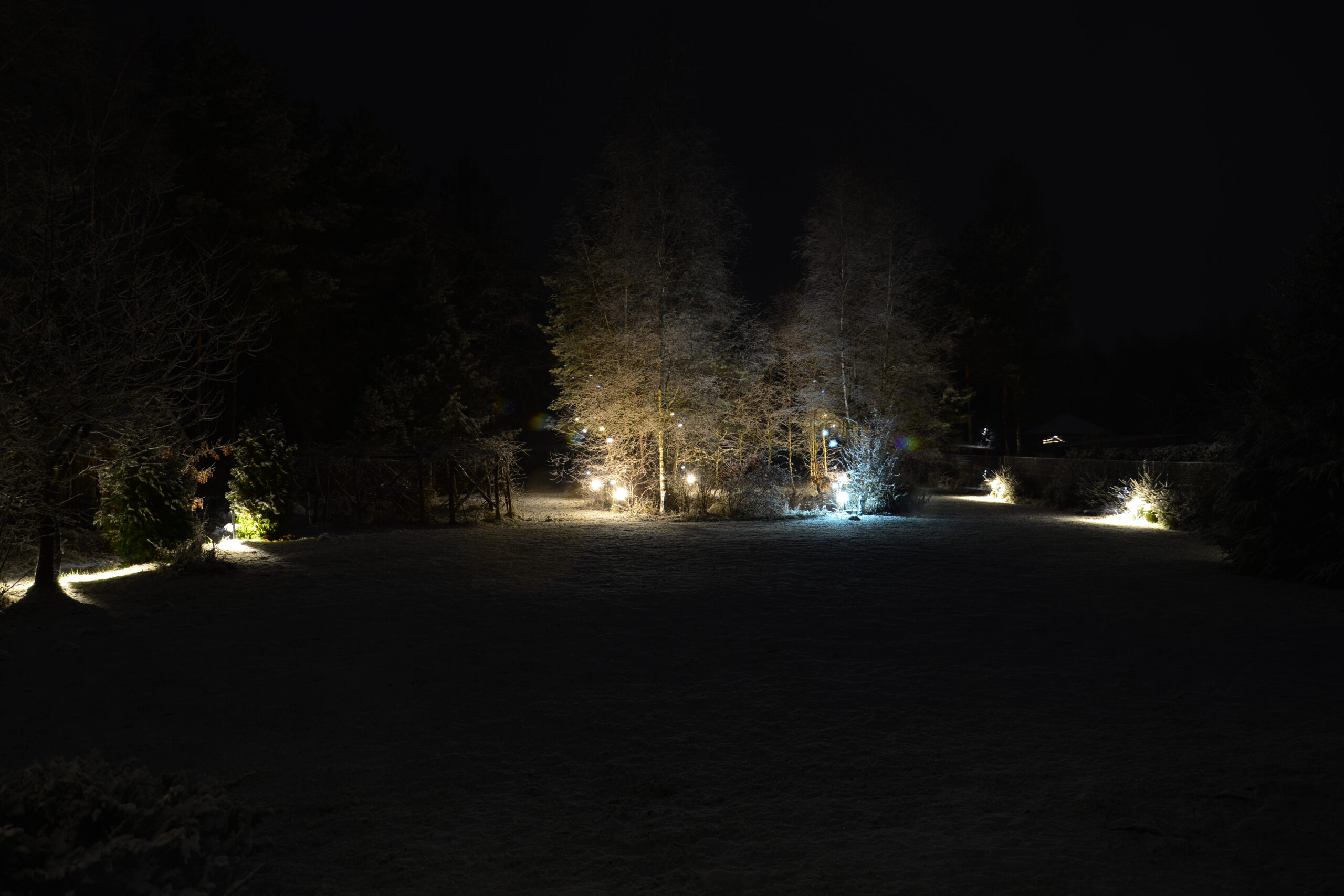 Lampy Inteligentny Ogród sprawdzają się do dyskretnej i minimalistycznej iluminacji w ogrodzie.