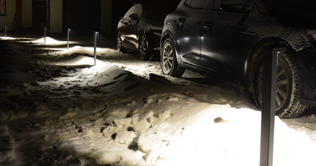 Podjazd oświetlony lampami ogrodowymi firmy Inteligentny ogród.