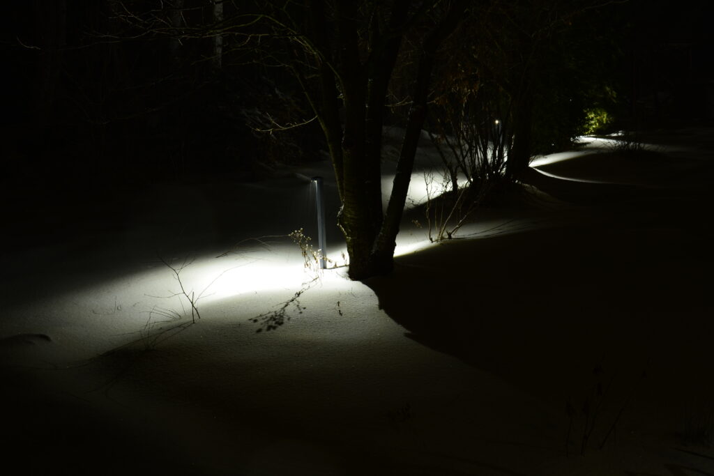 Lampy ogrodowe Inteligentny Ogród mogą stworzyć wyjątkowe kształty w ogrodzie rysowane przez grę światłocienia. 