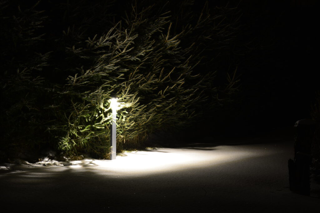 Lampa ogrodowe w zimowej aranżacji.