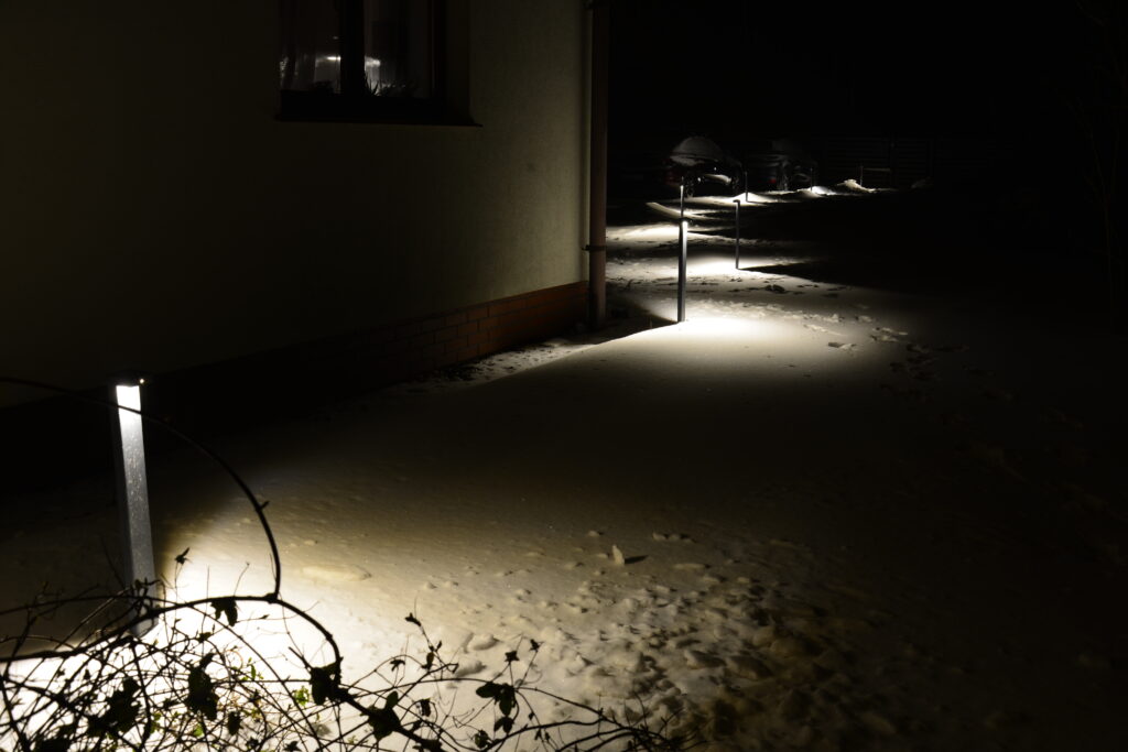 Iluminacja w ogrodzie wykonana przy użyciu lamp firmy Inteligentny ogród.